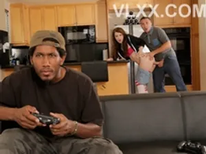 ông chú chăm sóc 2 đứa gái múp rụp ở tuổi dậy thì