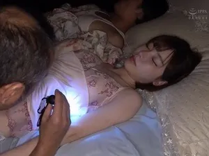 định chuốc thuốc kích dục em ghệ nhưng chị gái cô ấy lại uống